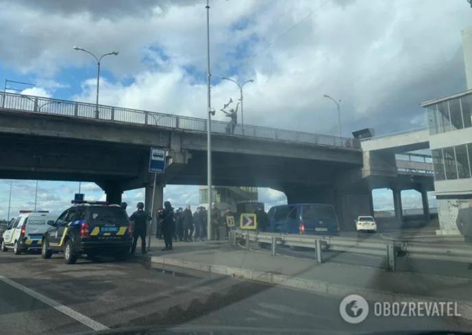 კიევში შეიარაღებული მამაკაცი მეტროპოლიტენის ხიდის აფეთქებით იმუქრება