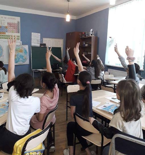 "ჩვენს შვილებს წირავენ..." - თბილისში, მე-10 საჯარო სკოლის მოსწავლეებს ავარიულ შენობაში მოუწევთ სწავლა?