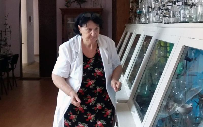 "მის ცხედართან დავდე პირობა, რომ ლაბორატორიას არ დავტოვებდი" - რას ჰყვება 79 წლის პედაგოგი, რომელმაც გამოცდაზე უმაღლესი შეფასება მიიღო