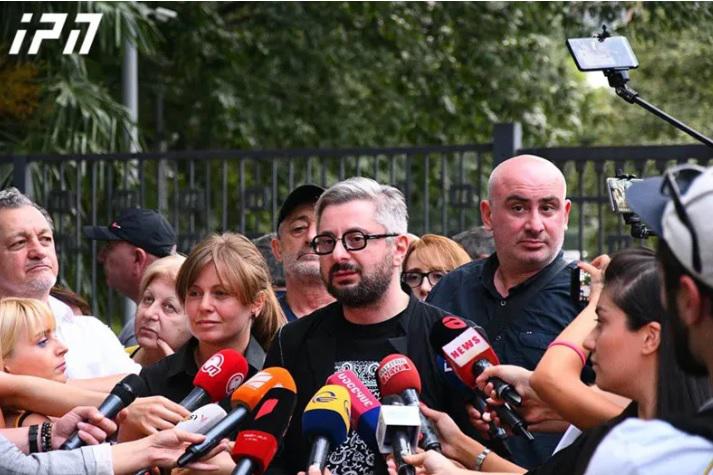 "პროკურორმა იჭორავა, ბრალში ბინების ეპიზოდი არ არის" - გვარამიას კომენტარი პროკურატურიდან გამოსვლის შემდეგ