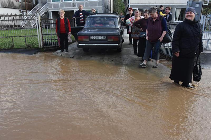 სტიქია ქუთაისსა და ოზურგეთში - ძლიერმა წვიმამ ეზოები და ქუჩები დატბორა