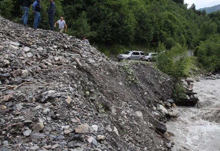 მესტიაში მყინვარ ჭალაადის მიმდებარედ მდინარე ადიდდა და რამდენიმე მანქანა წაიღო
