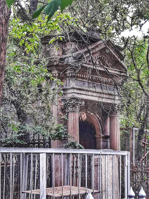 "მიცვალებული მინით დახურულ აკლდამაში იწვა... დედა 6 თვეში ერთხელ ხელახლა უკეთებდა ბალზამირებას" - საოცარი ისტორიები კუკიის სასაფლაოდან