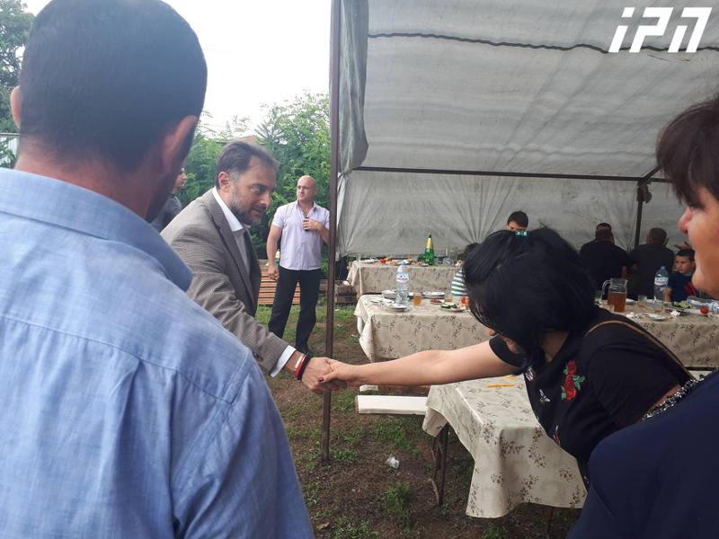 ზუგდიდის ტაძრის ეზოში, სადაც "ლგბტ პროპაგანდის" წინააღმდეგ ხელმოწერებს აგროვებენ, სუფრაა გაშლილი - მათ ლევან ვასაძეც შეუერთდა