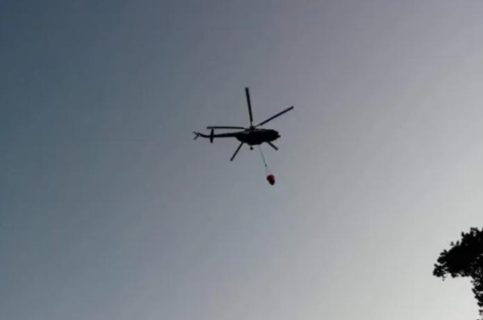 სოფელ საყავრესთან, სადაც ძლიერი ხანძარია, ვერტმფრენებმა დღეს მუშაობა შეაჩერეს