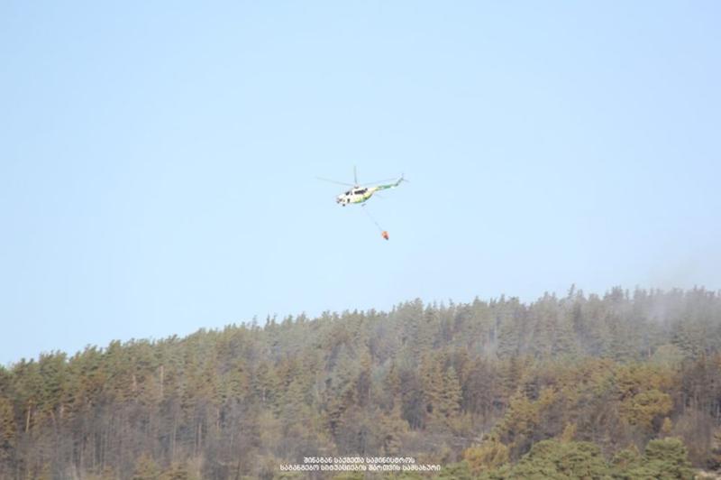 სოფელ საყავრესთან ხანძარს 3 ვერტმფრენი აქრობს - ფოტოები ადგილიდან