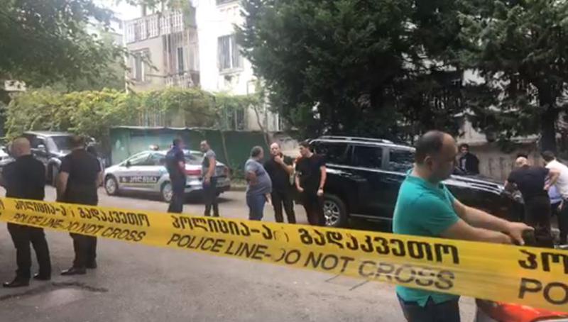 "ამბობენ, რომ თავი ბასრი საგნით აქვს დასერილი" - თემქაზე მოკლული ქალის მეზობლები შემთხვევის ახალ დეტალებს ყვებიან