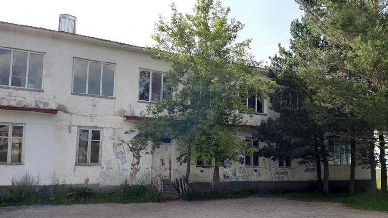 ნინოწმინდის ბაღების გაერთიანების დირექტორი დეპუტატ ენზელ მკოიანს სექსუალურ შევიწროებასა და ანგარიშსწორებაში ადანაშაულებს