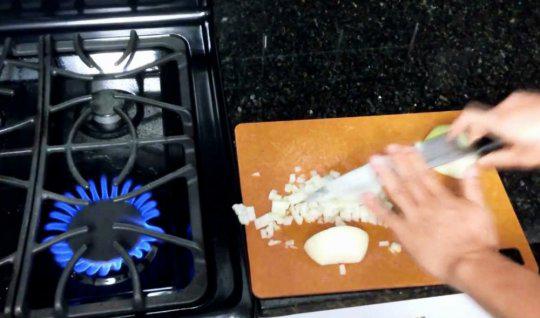 "არ შეიძლება გაზქურის სიახლოვეს ხახვის დაჭრა, ჩხუბი ან ტირილი" - როგორ განვათავსოთ საოჯახო ნივთები კეთილდღეობის მოსაზიდად