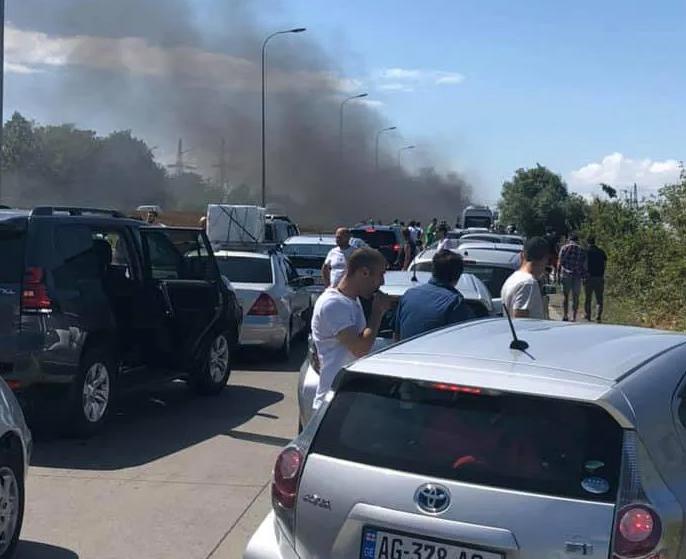 ავტობანზე მანქანა იწვის