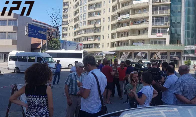 ბათუმში, სადაც ლიფტი ჩაწყდა, სამშენებლო კომპანიის წარმომადგენლებმა ჟურნალისტებს ქვები დაუშინეს - ისინი უკვე დაკითხვაზე არიან