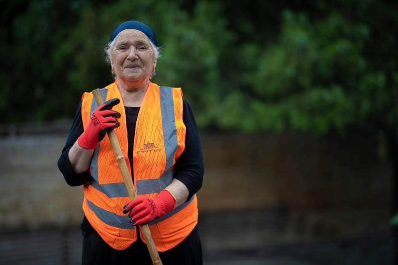 "საპატიო თბილისელი" 81 წლის მეეზოვე გახდა, რომელიც დედაქალაქს 61 წელია ასუფთავებს