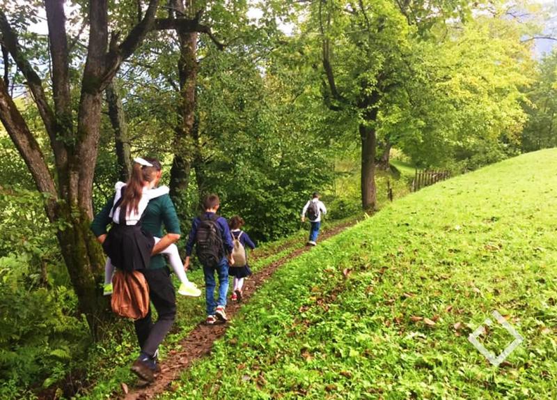 დღის ფოტო: შუახევში, ატალახებულ გზაზე პირველკლასელი გოგონა მამას სკოლაში ზურგით მიჰყავს