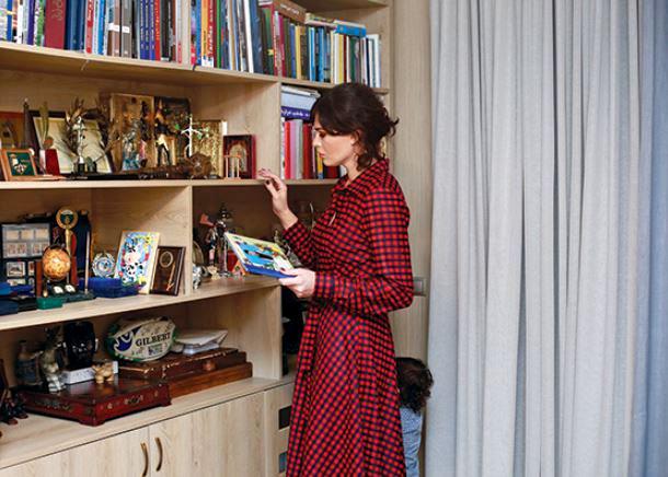 "ვამბობ, რომ წინა ცხოვრებაში მღებავი ვიყავი, მიყვარს ეს პროცესი" - როგორ შეიქმნა ირინა ონაშვილმა კომფორტი სახლში