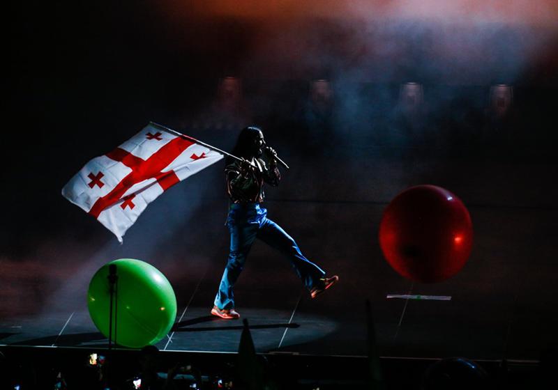 "გიჟური ღამე" "ბლექ სი არენაზე" - სცენაზე აფრიალებული საქართველოს დროშა და დაუვიწყარი შოუ 30 Seconds to Mars-ისგან