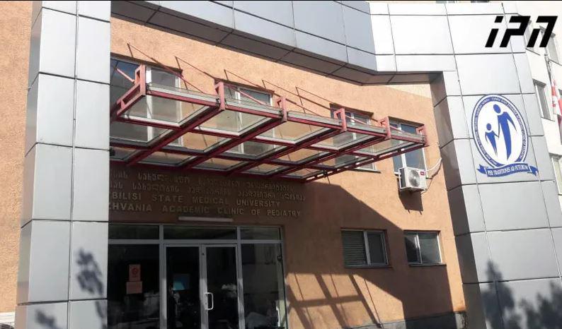 პეკინზე დაჭრილ ბავშვს საავადმყოფოდან დღეს გაწერენ