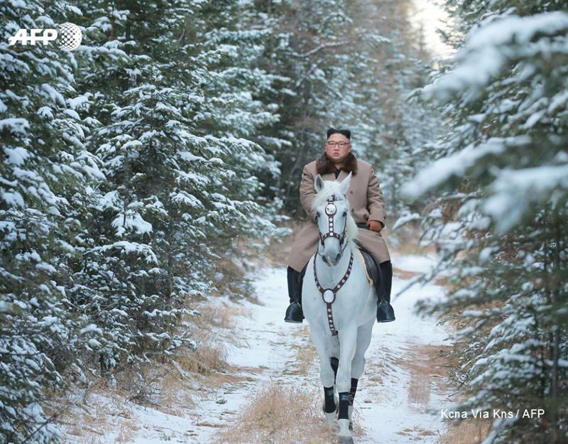 თეთრ ცხენზე ამხედრებული კიმ ჩენ ინი თოვლიან მთებში სეირნობს - ფოტოები ჩრდილოეთ კორეადან