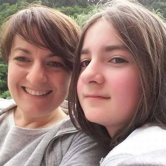 "ელენე სამჯერ მომიკვდა... დალეწილი ბავშვის სხეული შუაღამისას მოასვენეს სახლში" - 13 წლის გოგონას დედა მოზარდების მშობლებს აფრთხილებს