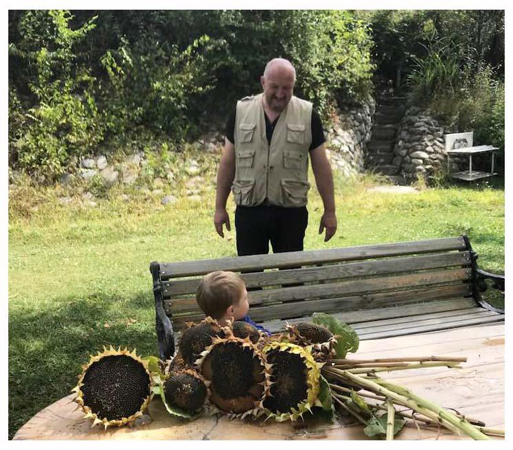 იუბილარი ექს-პრეზიდენტი, თომა და მზესუმზირები... - რა ფოტოს აქვეყნებს მაკა ჩიჩუა