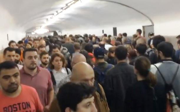 მეტროპოლიტენი - მგზავრთა ნაკადი მომატებულია, თუმცა მეტროში შეფერხება არ არის