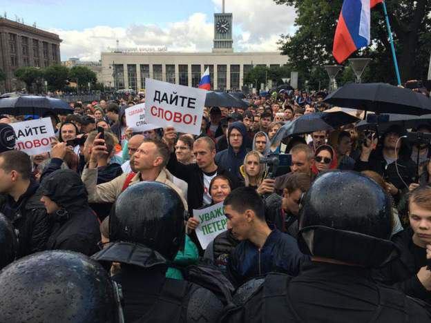 აქციის მონაწილე პოლიციამ ველოსიპედიანად ჩასვა ავტობუსში - მოსკოვში დაკავებულების რაოდენობა 346-მდე გაიზარდა