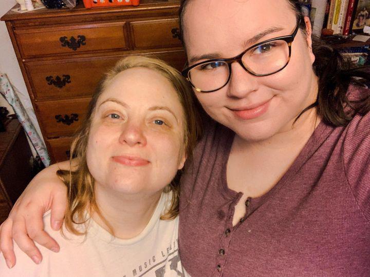 "ჩემი ქმრის შეყვარებული ჩემი საუკეთესო მეგობარია" - მწერალი პოლიამორული ოჯახის შესახებ გულწრფელად საუბრობს