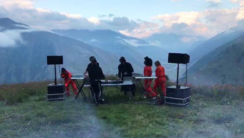 ცნობილმა უკრაინულმა ჯგუფმა Quest Pistols Show-მ ყაზგებში კლიპი გადაიღო