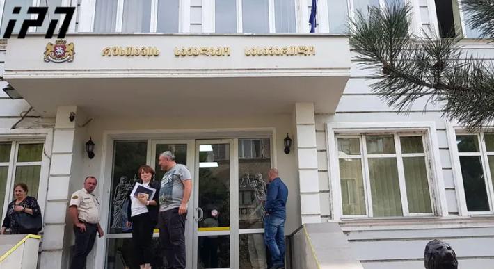 35 წლის დავით მუმლაძის მკვლელობის საქმეზე ბრალდებულ ხუთივე პირს პატიმრობა შეეფარდა