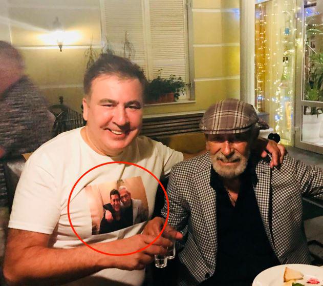 მიშა, ბუბა და ზელენსკი მაისურზე - რა ფოტოებს ავრცელებს სააკაშვილი ოდესიდან