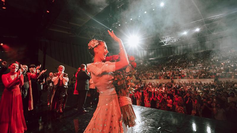 ვინ არის მოცეკვავე, რომელსაც შეყვარებულმა ხელი ათასობით მაყურებლის წინაშე სთხოვა - რომანტიკული სანახაობა "ბლექ სი არენაზე"