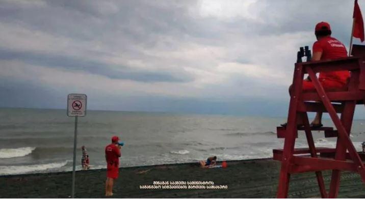შავ ზღვაში ბანაობა აიკრძალა - სანაპიროზე 4-ბალიანი შტორმი ფიქსირდება