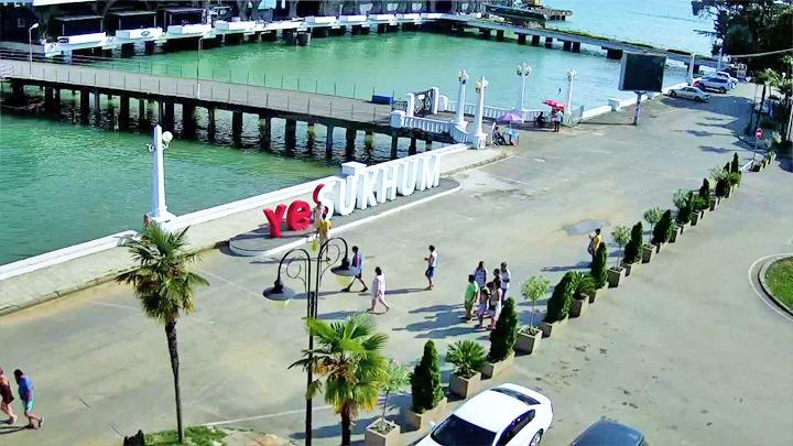 აფხაზური ტურიზმი სისხლიანი გარჩევების ფონზე - რუსი ჟურნალისტები რეგიონს აფრიკის ქვეყნებს ადარებენ