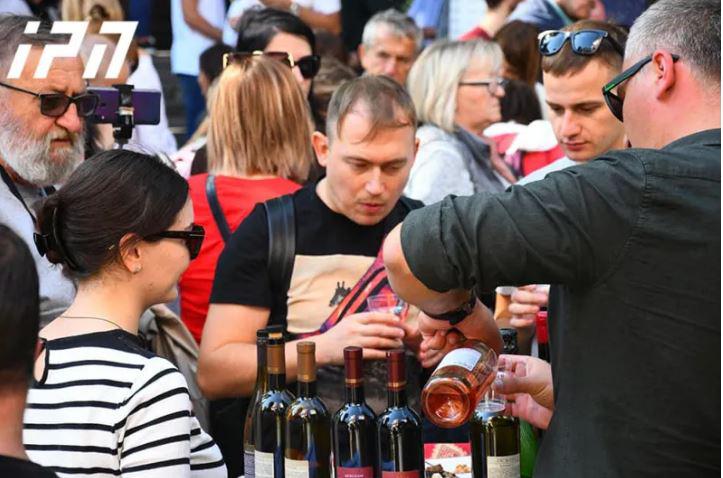 „ქართული ღვინის ფესტივალზე“ მყოფი ტურისტები - ეს ყველაფერი ერთი ფრაზით შეგვიძლია აღვწეროთ - სიცოცხლით სავსე