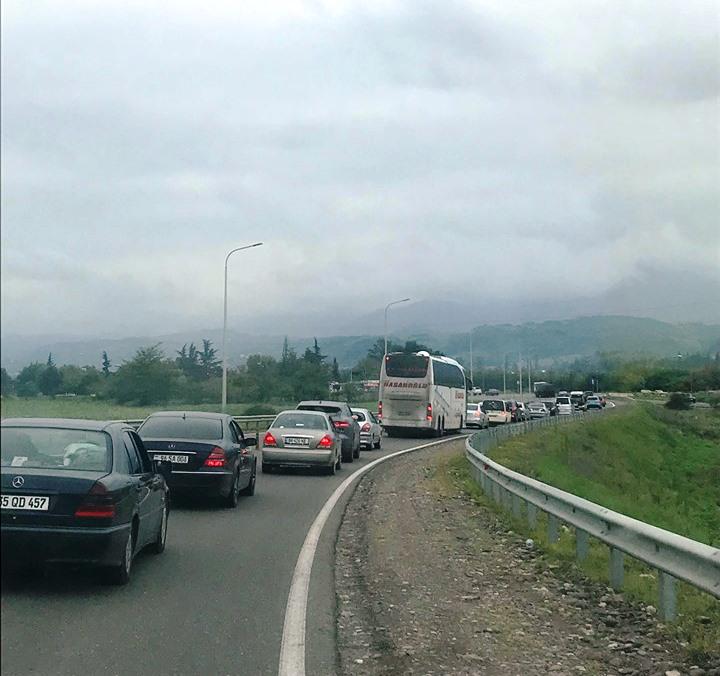 რა ხდება დასავლეთიდან თბილისისკენ მომავალ გზაზე - ფოტოები ავტომაგისტრალიდან