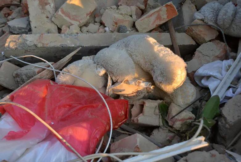 ნანგრევებიდან 8 ცხედარი ამოიყვანეს - უკრაინაში საცხოვრებელ კორპუსში, სავარაუდოდ, გაზი აფეთქდა