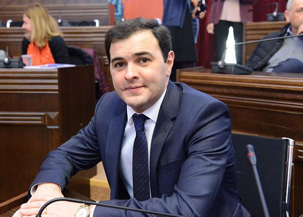 ვანო ზარდიაშვილი პარლამენტს ტოვებს - "ჩემ უკან დგას ჩემი ოჯახი და მცირეწლოვანი შვილები..."