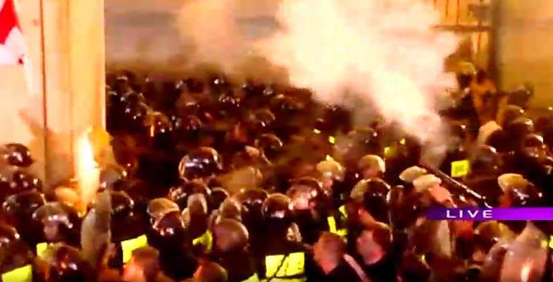 LIVE: პარლამენტთან აქციის დაშლა დაიწყო - სამართალდამცველებმა ცრემლსადენი გაზი გაუშვეს