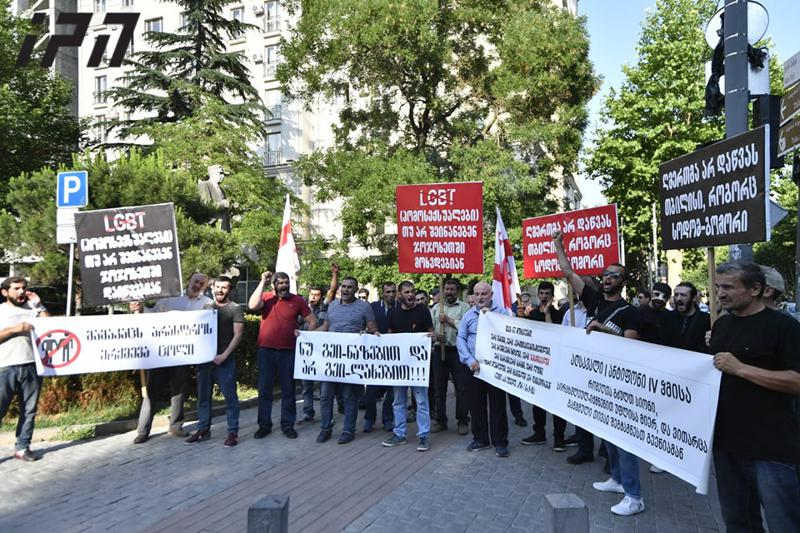 "თბილისი პრაიდის" ოფისთან ლევან ვასაძის თანამოაზრეებისა და სასულიერო პირების გამაფრთხილებელი აქცია იმართება