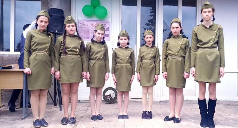 ბავშვები სამხედრო ფორმებით და იარაღით ხელში - აფხაზეთსა და რუსეთის სკოლებში აღლუმები ჩატარდა