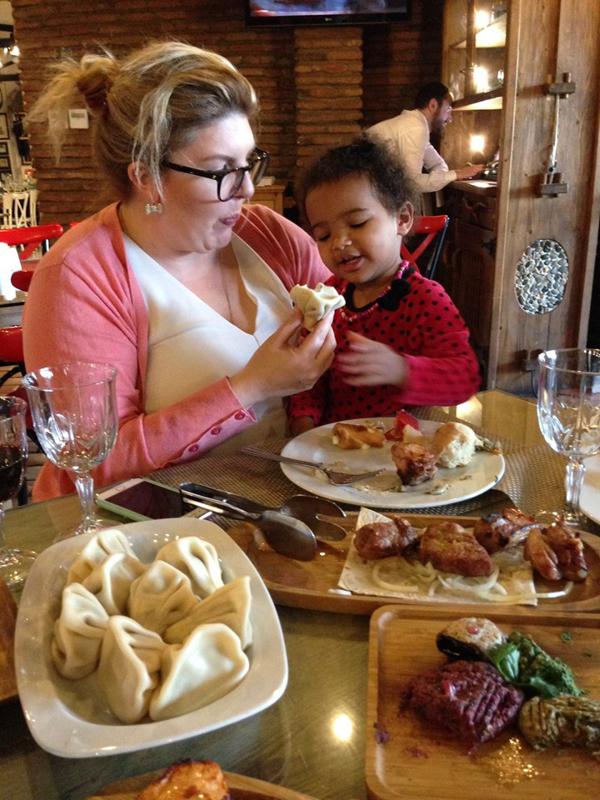 "საქართველომ ჩემი გული დაიპყრო" - ამერიკელი დიპლომატი ყველას ურჩევს, ზაფხული საქართველოში გაატარონ