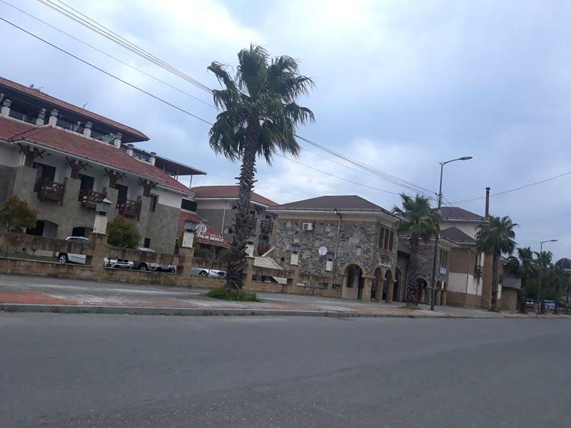 "ხალხს მაღაზიები აქვს გახსნილი, მაგრამ მყიდველი არავინაა" - რეპორტაჟი ანაკლიიდან, რომელიც ზაფხულამდე უკაცრიელი ქალაქია