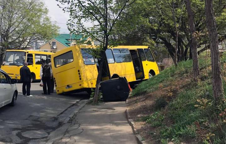 ტექ. ინსპექტირების ყალბი დოკუმენტები "ყვითელ ავტობუსებზე" - დაკავებულია 4 ადამიანი