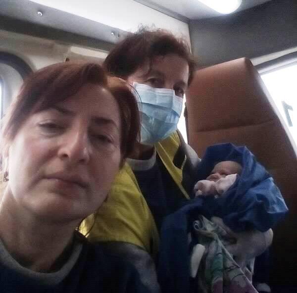 ექიმებმა ქალი სასწრაფოს მანქანაში ამშობიარეს - "დედა 29 წლისაა... ახალშეძენილი გოგონა მეხუთე შვილია"