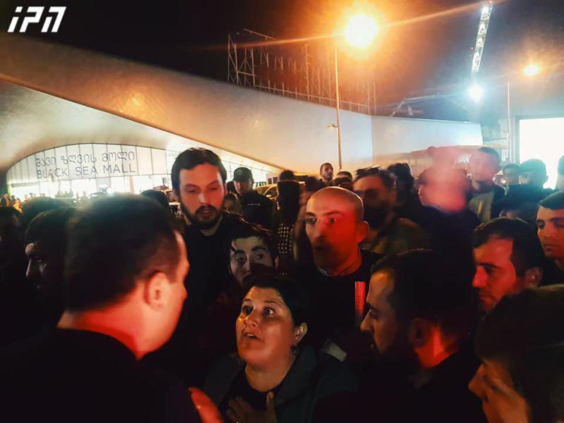 ბათუმში აქციის მონაწილეები, რომლებიც ოჯახის წევრების გარდაცვალებას ექიმების დაუდევრობას აბრალებენ, მინისტრს ხვდებიან