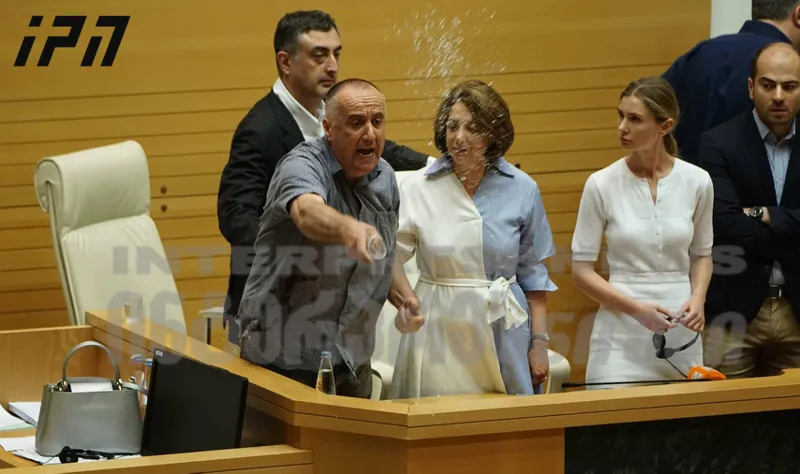 დღის ფოტო: აკაკი ბობოხიძემ რუსი დეპუტატების მიმართულებით ტრიბუნიდან წყალი გადაასხა