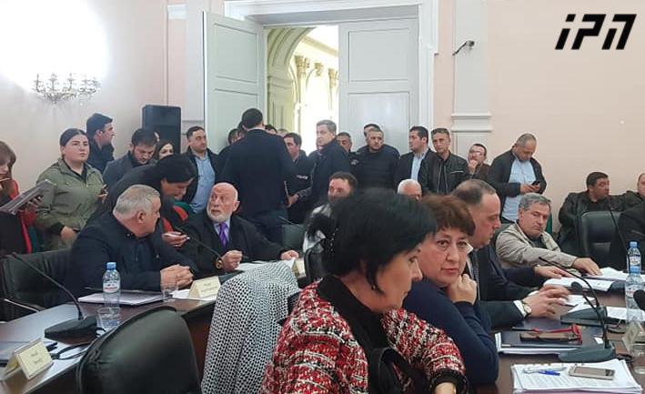 "ოცნების" და "ნაციონალების" დაპირისპირება ბათუმის საკრებულოში - დაშავებული საავადმყოფოში გადაიყვანეს