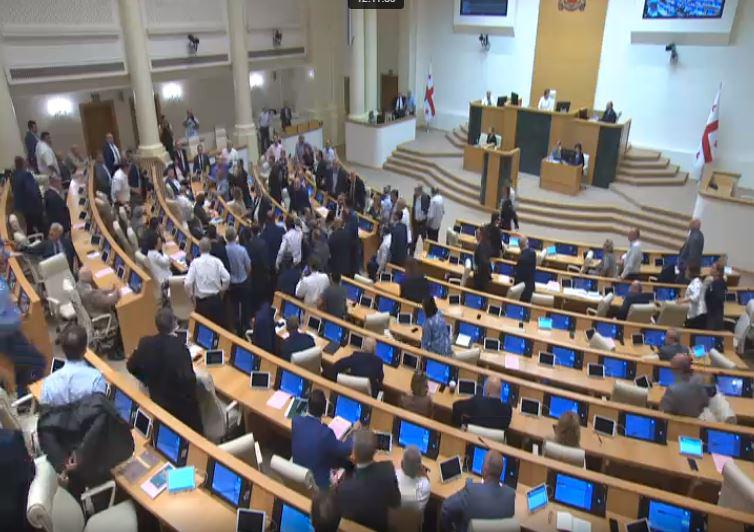 "ნიკა მელია, შენ ხარ მთავარი უბედურება ამ ქვეყნის, შენს მიხეილ სააკაშვილთან ერთად" - ჩხუბი პარლამენტში და ოპოზიციის გარეშე დარჩენილი სხდომა