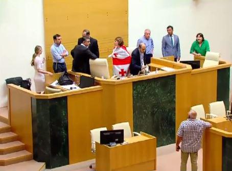 ხმაური პარლამენტში - ოპოზიციონერი პარლამენტარები რუს დეპუტატს დარბაზში აღარ უშვებენ