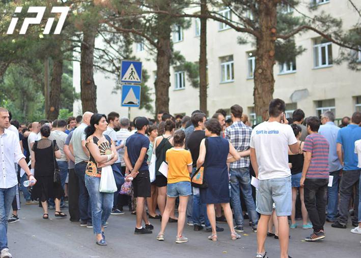რა ბედი ელის ასობით აბიტურიენტს, რომლებიც გამოცდების ჩაბარების მიუხედავად, უნივერსიტეტს გარეთ დარჩნენ