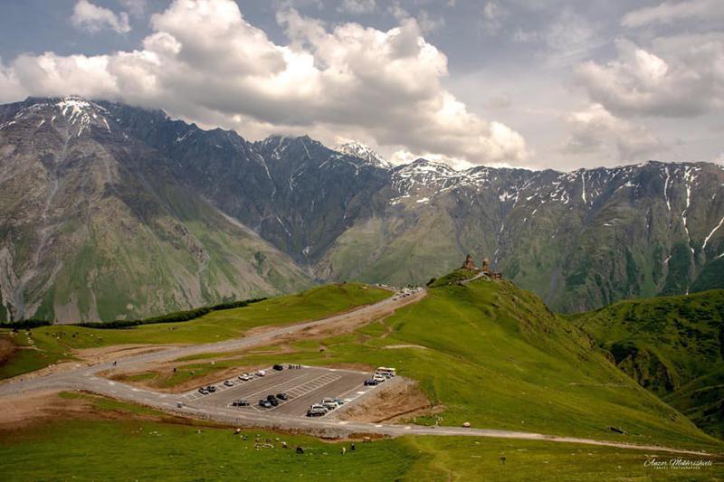 "პეიზაჟს აკლია საშაურმე" - ვინ მოაწყო გერგეტის სამების ტაძართან პარკირება, რომელმაც საზოგადოება აღაშფოთა